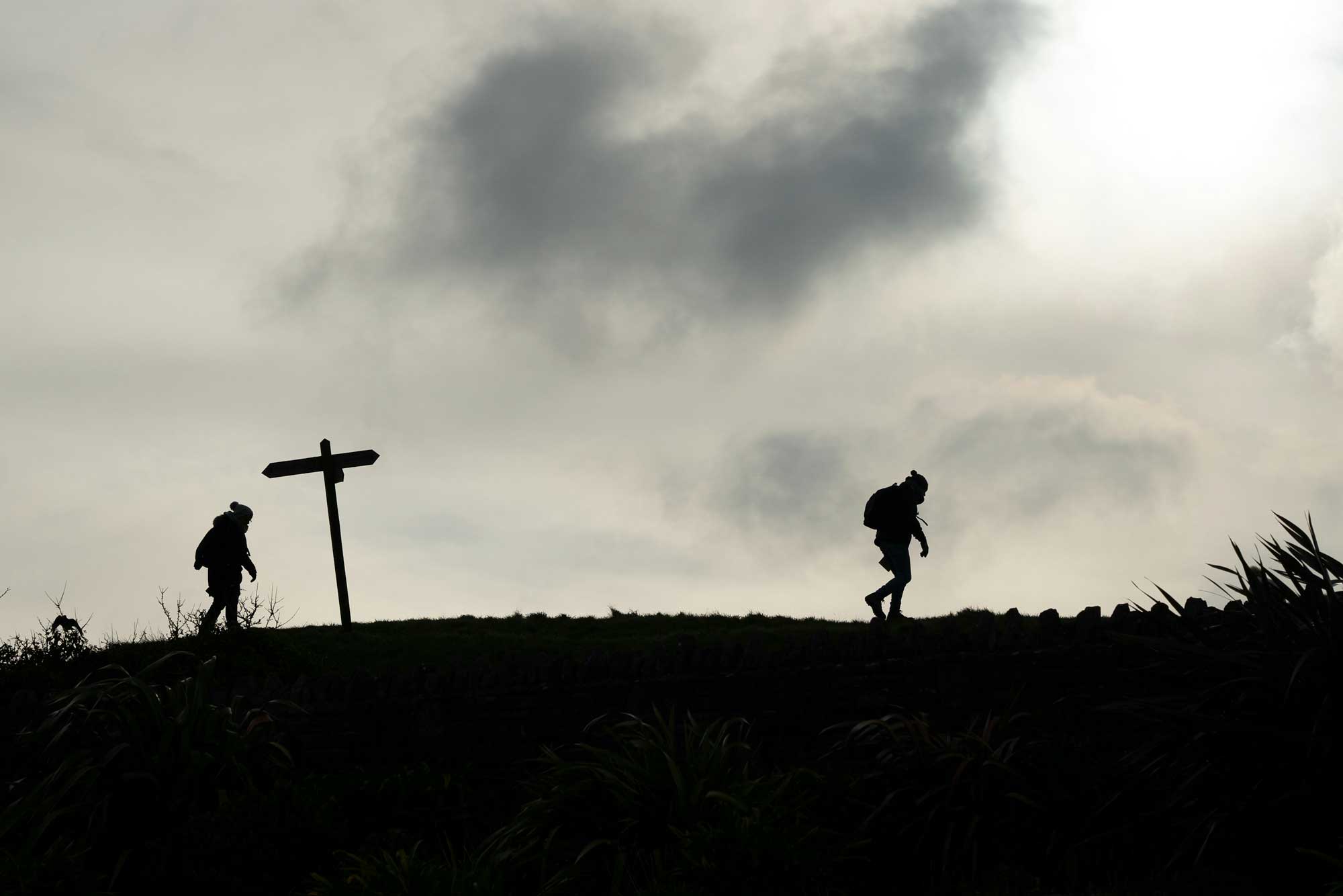 Stel maakt een tocht door de wildernis